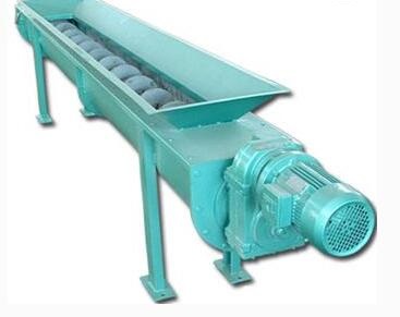 螺旋输送机具有以下特点：1）结构比较简单，成本较低。2）工作可靠，维护管理简便。3）尺寸紧凑，断面尺寸小，占地面积小。4）能实现密封输送，有利于输送易飞扬的、炽热的及气味强烈的物料，可减小对环境的污染，改善工人的作业条件。5）装载卸载方便。螺旋输送机广泛应用于粮食工业、建筑材料工业、化学工业、机械制造业、交通运输业等国民经济各部门中。螺旋输送机主要用于输送各种粉状、粒状、小块状物料，所输送的散粒物料有谷物、豆类、面粉等粮食产品，水泥、粘土、沙子等建筑材料，盐类、碱类、化肥等化学品，以及煤、焦炭、矿石等大宗散货。螺旋输送机不宜输送易变质的、粘性大的、块度大的及易结块的物料。除了输送散粒物料外，亦可利用螺旋输送机来运送各种成件物品。螺旋输送机在输送物料的同时可完成混合、搅拌、冷却等作业。